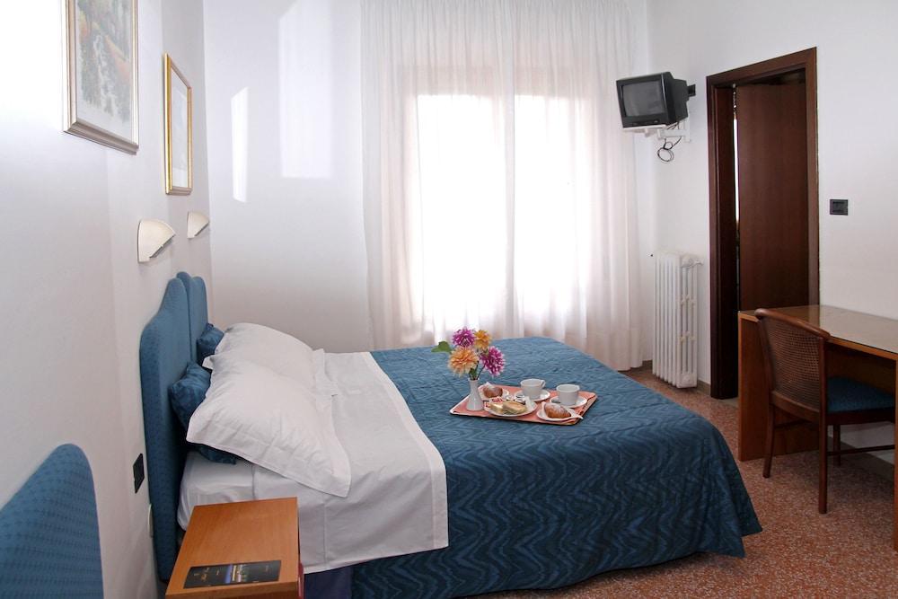 Family Hotel Como Ривизондоли Екстериор снимка
