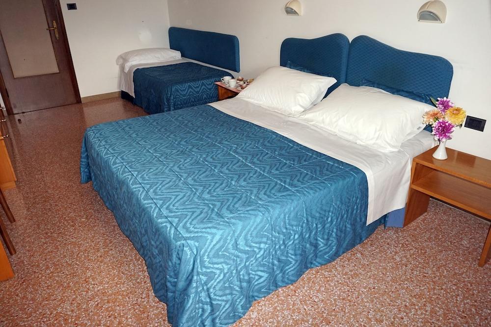 Family Hotel Como Ривизондоли Екстериор снимка
