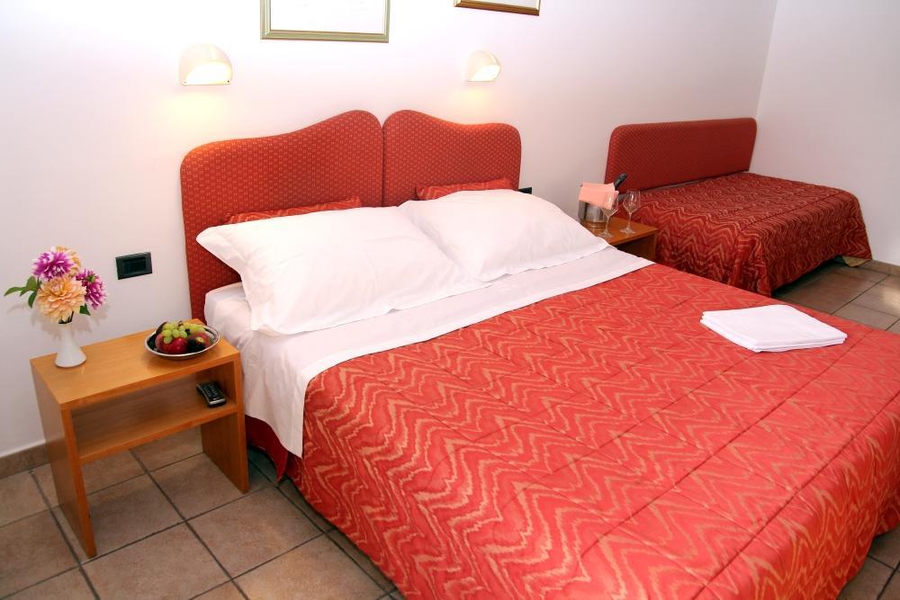 Family Hotel Como Ривизондоли Екстериор снимка