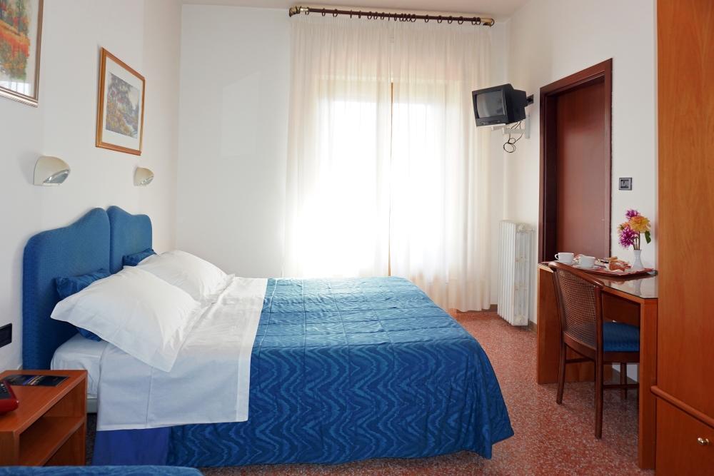 Family Hotel Como Ривизондоли Екстериор снимка